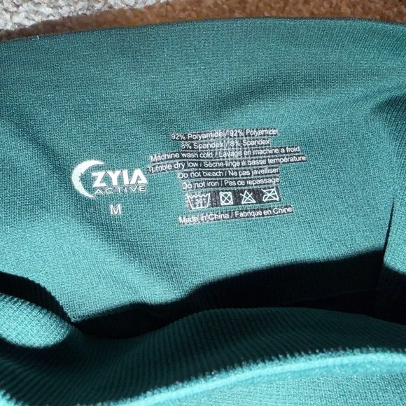 ZYIA 2 pairs of Women’s Seamless Hustle Shorts Green/Red - Picture 3 of 5